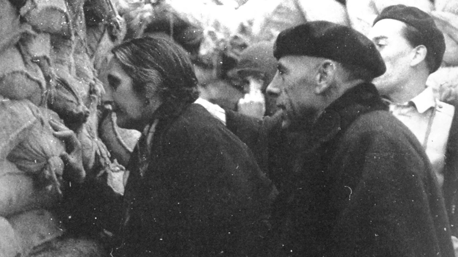 Foto: Ortega junto a Dolores Ibárruri, La Pasionaria, durante la Guerra Civil. (Cordon Press)