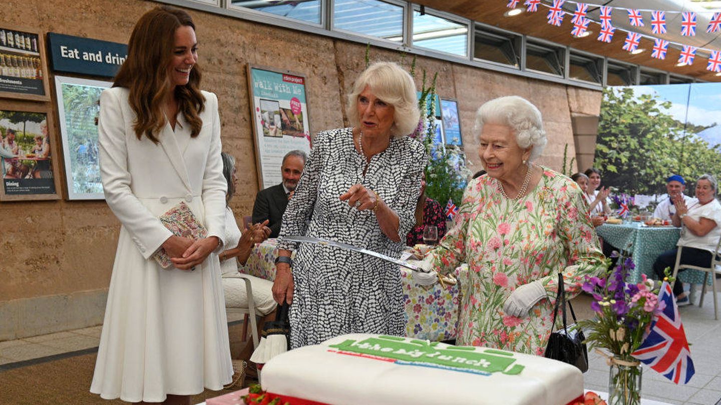 Isabel II cortando una tarta junto a Kate Middleton y Camilla Parker. (Getty)