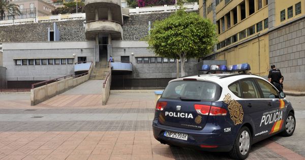 Foto: Vehículo policial en Las Palmas de Gran Canaria. (EFE)