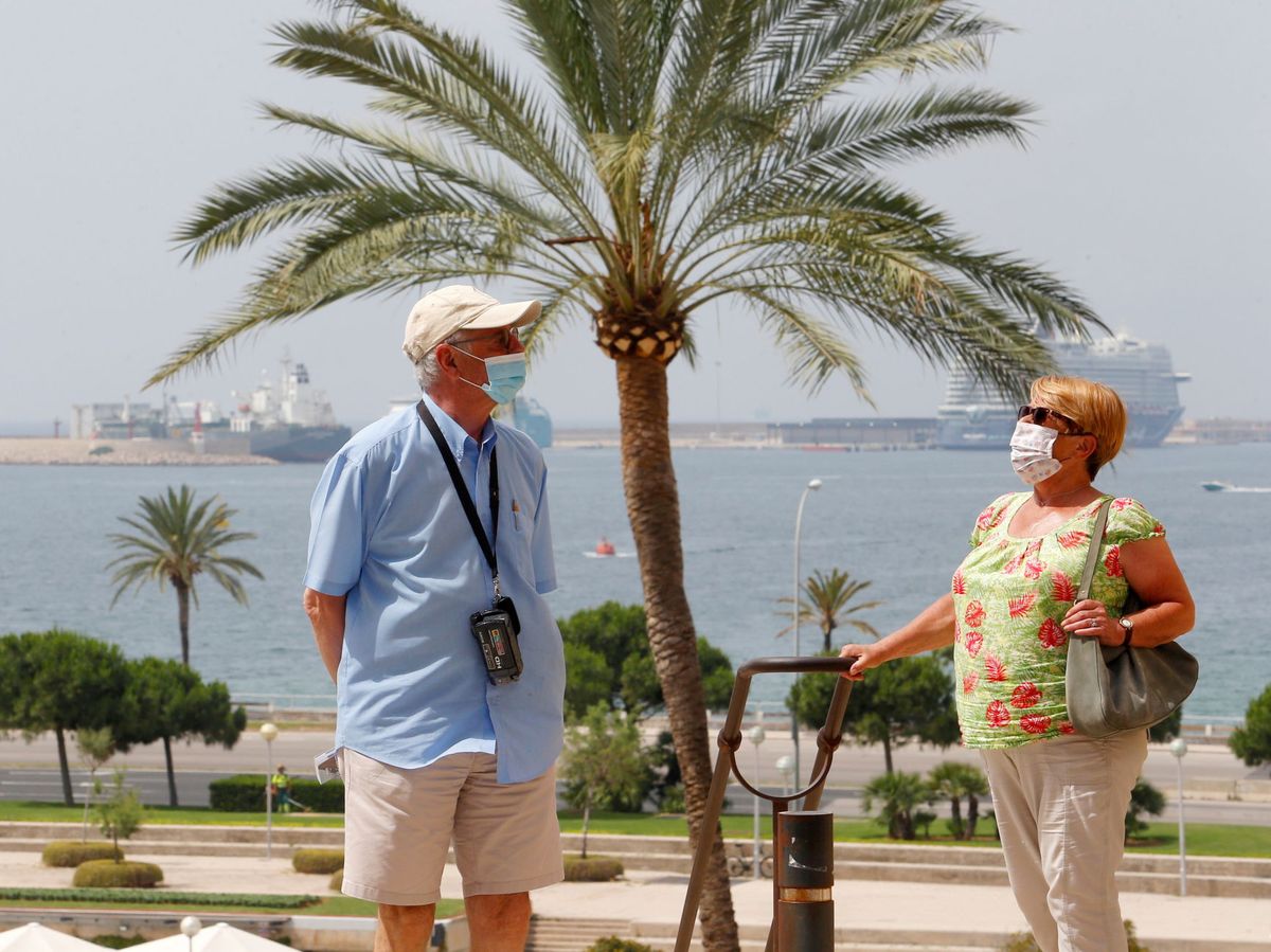 Foto: Dos turistas pasean en Mallorca. (Reuters) 