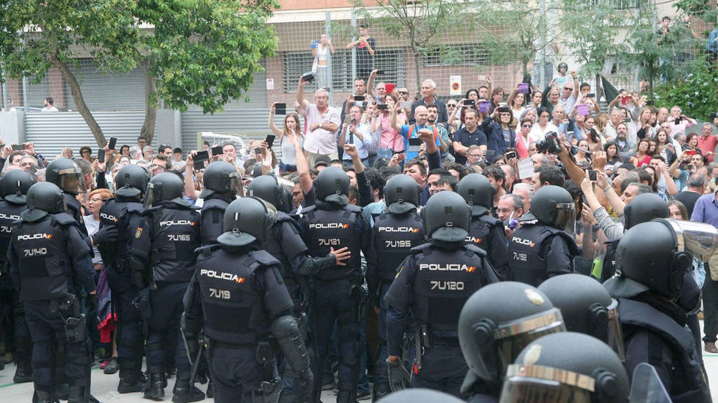 Agentes de la policía nacional forman un cordón policial en el IES Tarragona el 1 de octubre de 2017. (EFE)