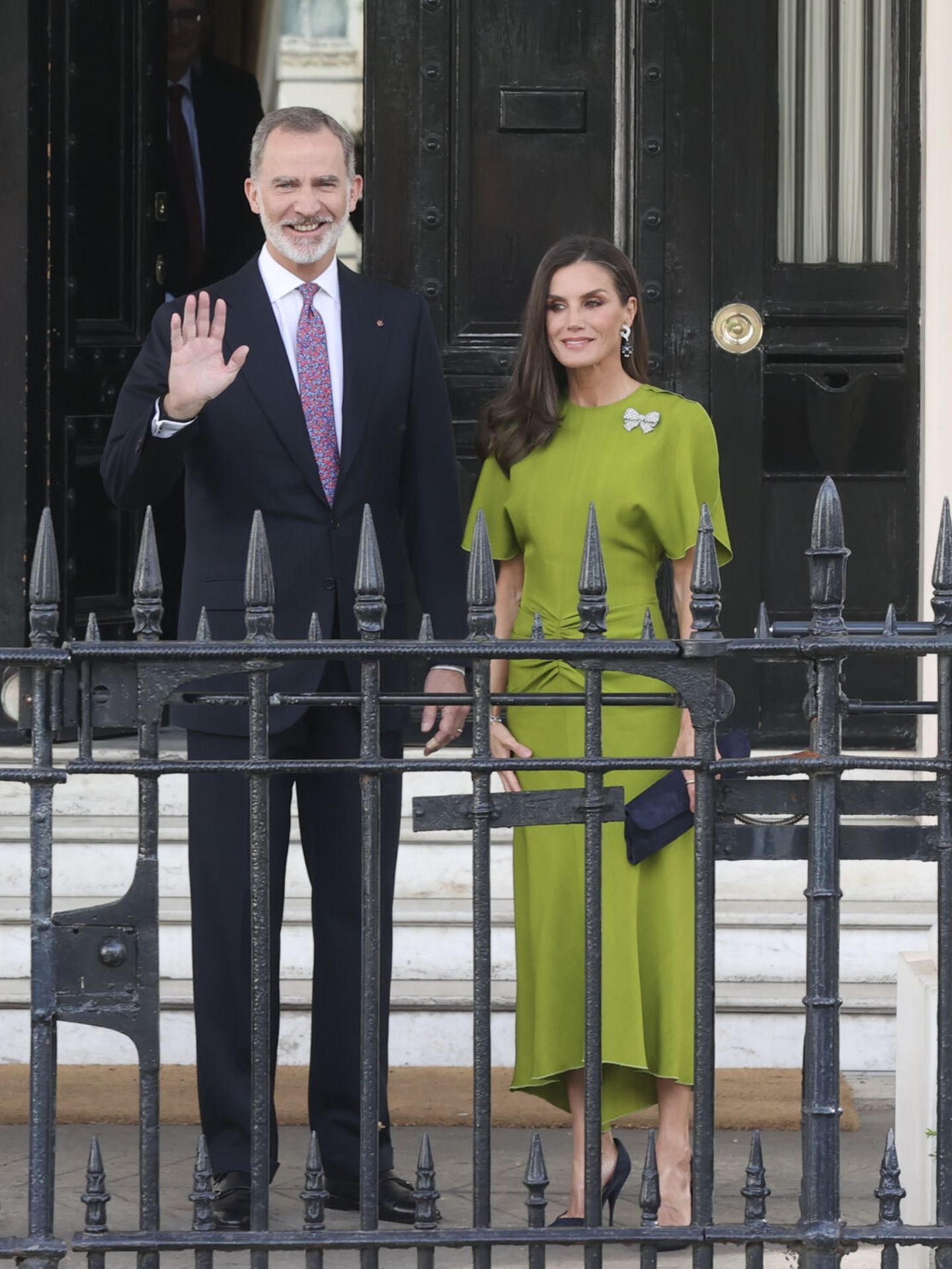 Don Felipe y doña Letizia, en la residencia del embajador español en el Reino Unido para participar en la recepción que el rey británico, Carlos III, ofreció en el Palacio de Buckingham. (EFE/Casa Real)