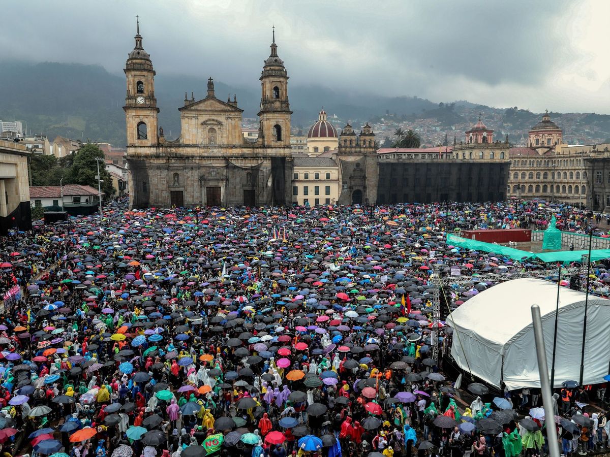 Foto: Miles de personas ocupan la Plaza de Bolívar durante el desarrollo del denominado Paro Nacional este jueves, en Bogotá (EFE)