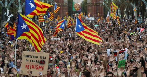 Foto: Concentración en Barcelona con motivo del primer aniversario del referéndum del 1-O. (Reuters)