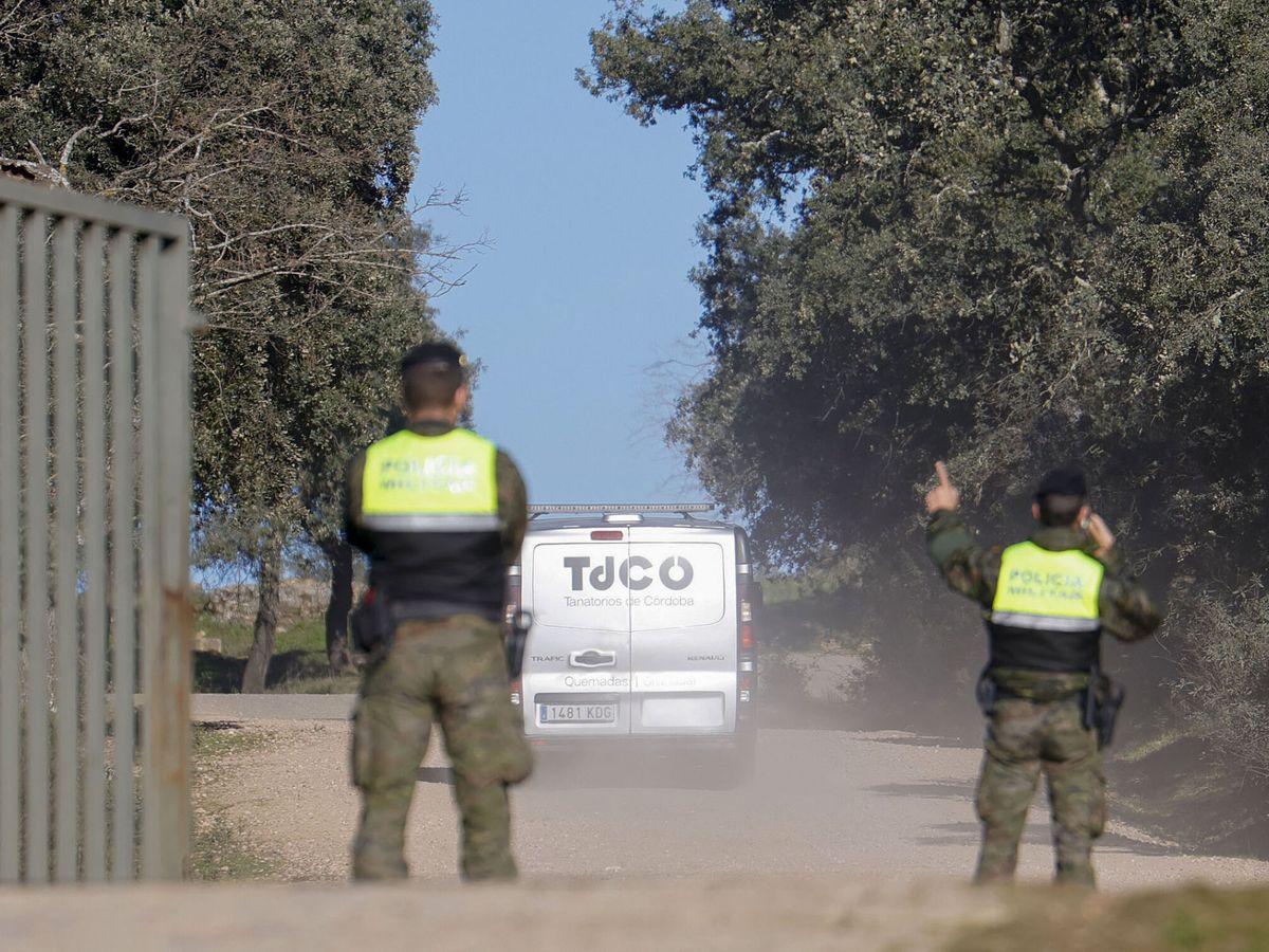Foto: Un vehículo de los servicios funerarios del tanatorio de Córdoba sale de la base de la Brigada Guzmán el Bueno X de Cerro Muriano. (EFE/Salas)