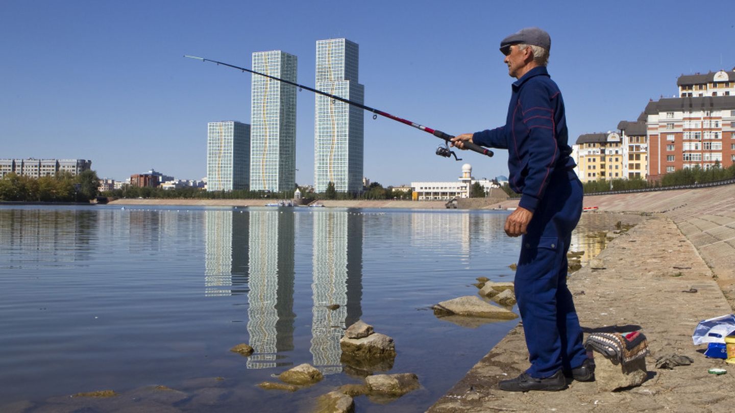 Un hombre pesca en el río Ishim, en Astaná (Reuters)