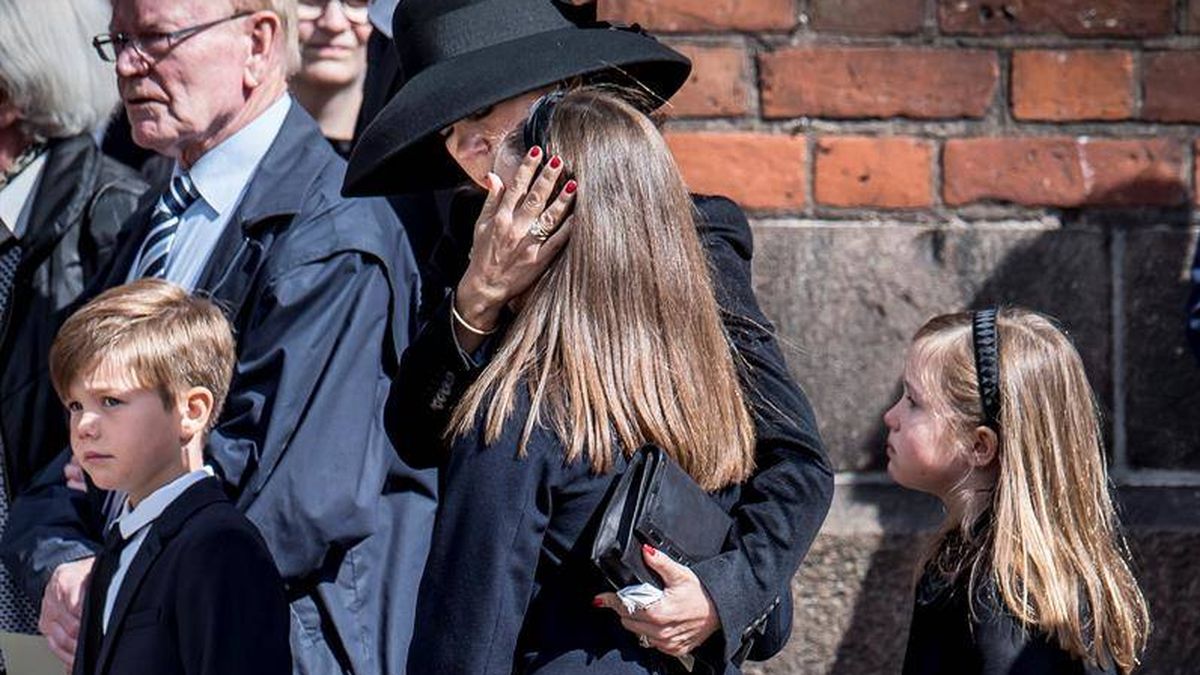 Mary de Dinamarca y su familia, desolados en el funeral por los hijos del dueño de ASOS