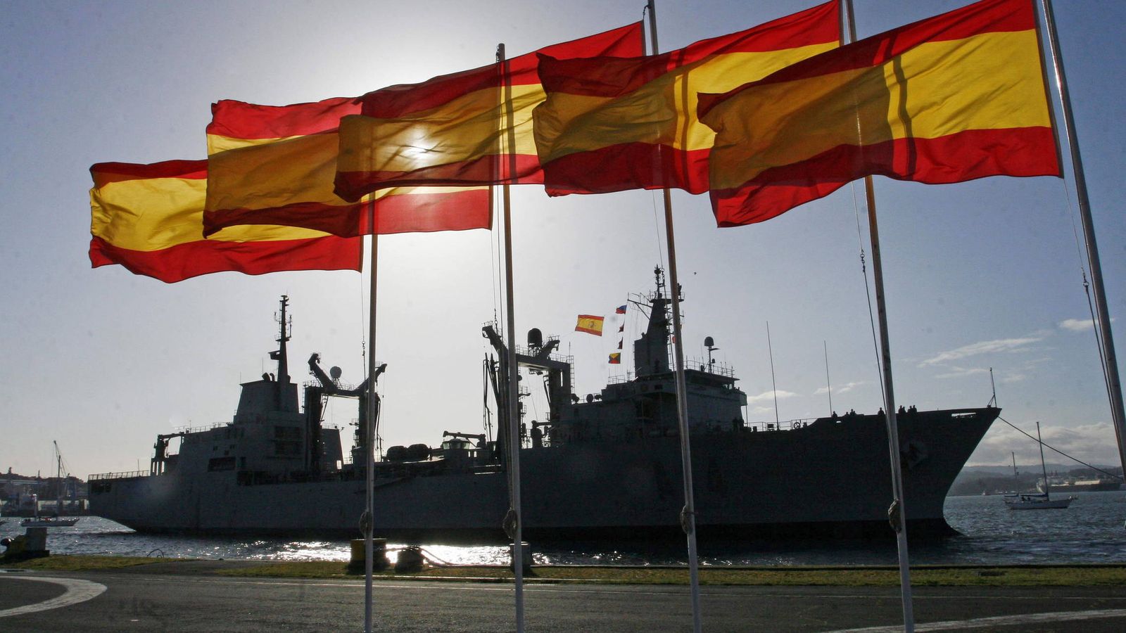 Foto: El Buque de Aprovisionamiento y Combate 'Patiño' atraca en su base del Arsenal Militar de Ferrol. (EFE)