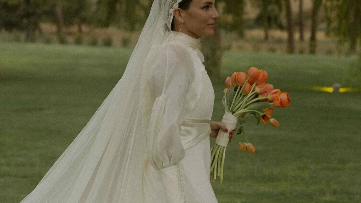 La boda de Thais: vestido de novia romántico, un velo vintage, sandalias de Saint Laurent y ramo de tulipanes