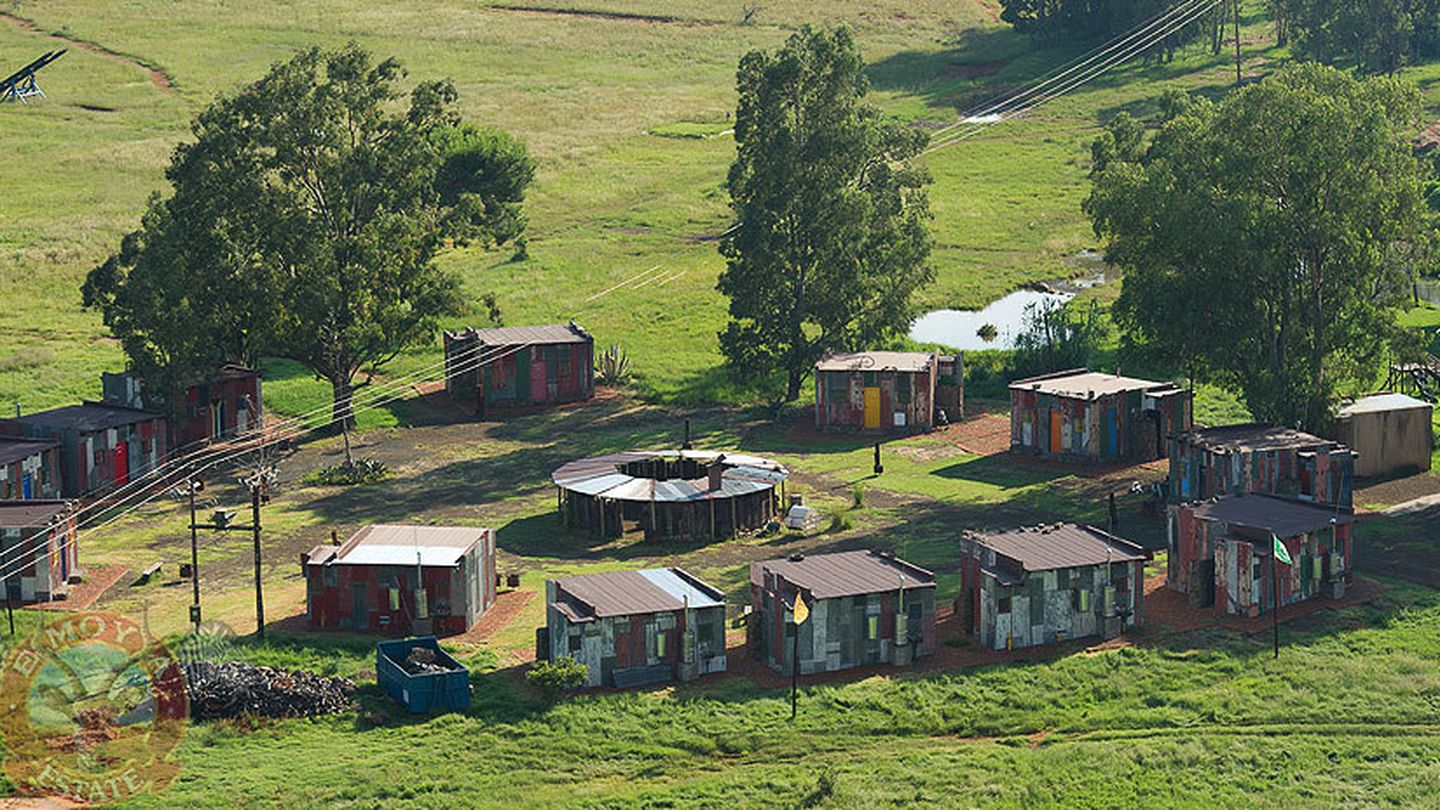 Vista aérea del poblado sudafricano de chabolas con capacidad para 52 personas. (emoya.co.za)