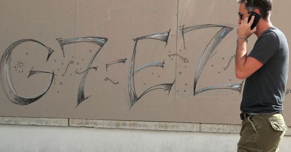 Foto: Un grafiti que reza "G7-Ez" (G7-No) en una calle de Bayona, cerca de Biarritz. (Reuters)