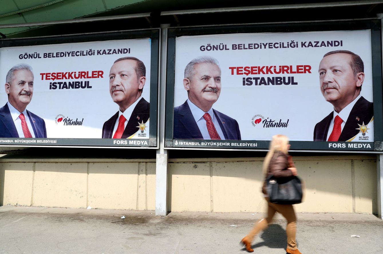 Gente pasea delante de carteles electorales del presidente turco, Recep Tayyip Erdogan, y del candidato del partido Justicia y Desarrollo (AKP), Binali Yildirim, en Estambul. (EFE)