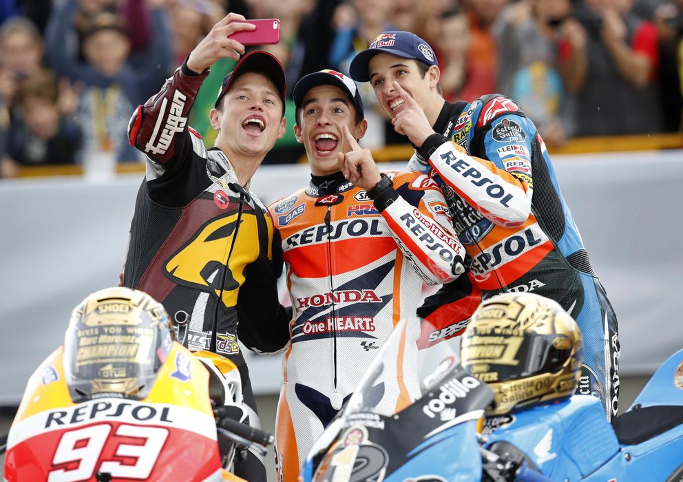 Foto: Tito Rabat, Marc y Àlex Márquez se hacen un selfie en el GP de Valencia (AP).