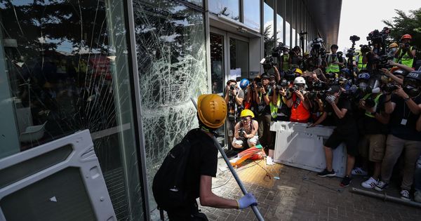 Foto: Varios activistas intentan romper la cristalera del Consejo Legislativo en Hong Kong (China) este lunes. (EFE)