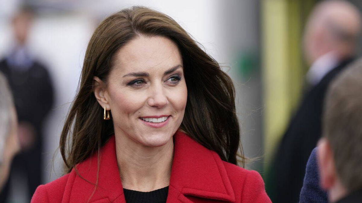 Kate Middleton se estrena como princesa en Gales sin luto y con guiño a Lady Di incluido