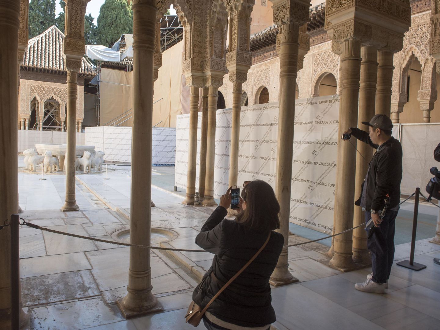Unos turistas fotografían el Patio de los Leones de la Alhambra de Granada. (EFE)