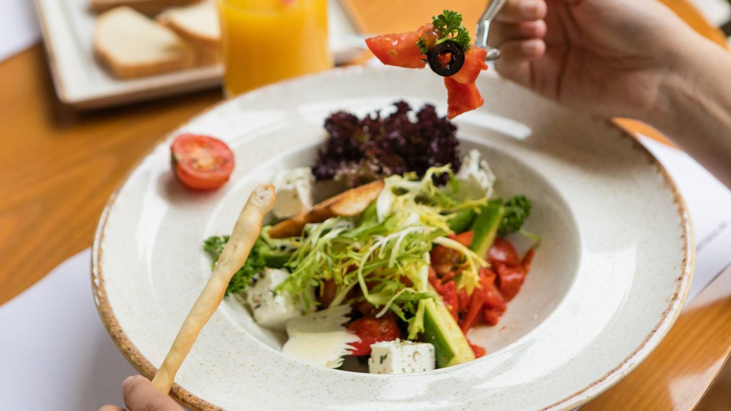 Frutas verduras, aceite de oliva, lácteos y cereales, entre los básicos de la dieta mediterránea. (Unsplash/Nadine Primeau)