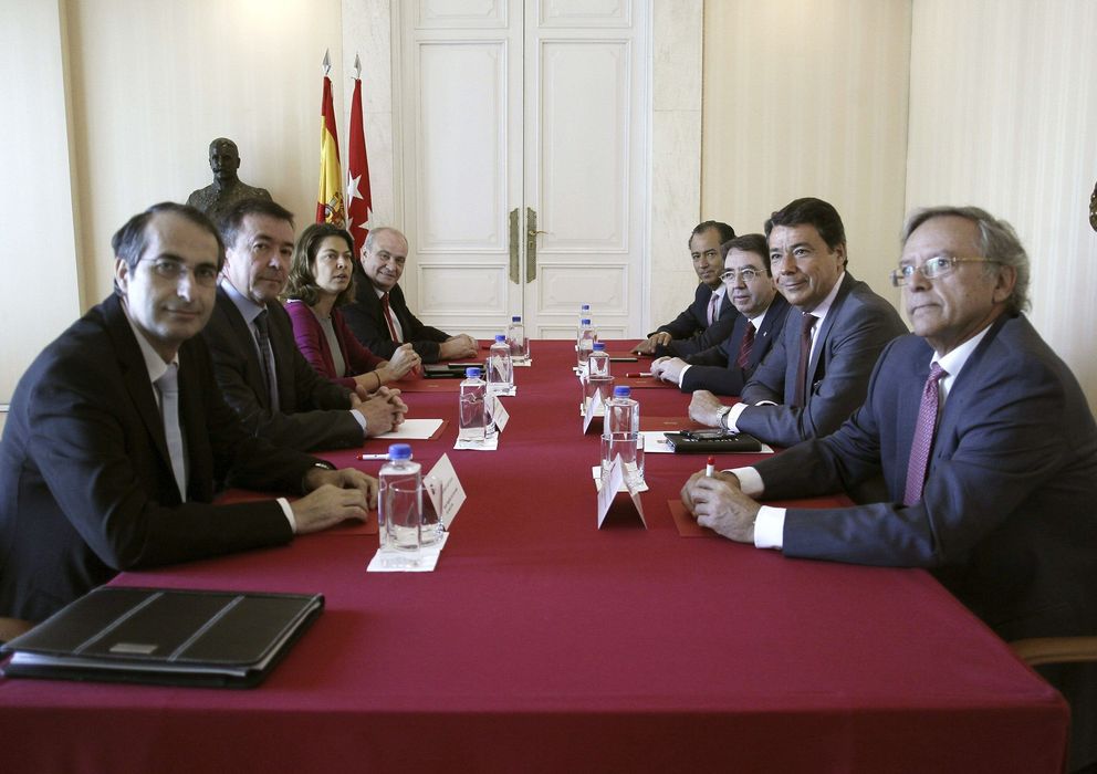 Foto: El presidente de la Comunidad de Madrid y la consejera de Educación, durante la reunión con los rectores de las universidades públicas (Efe).