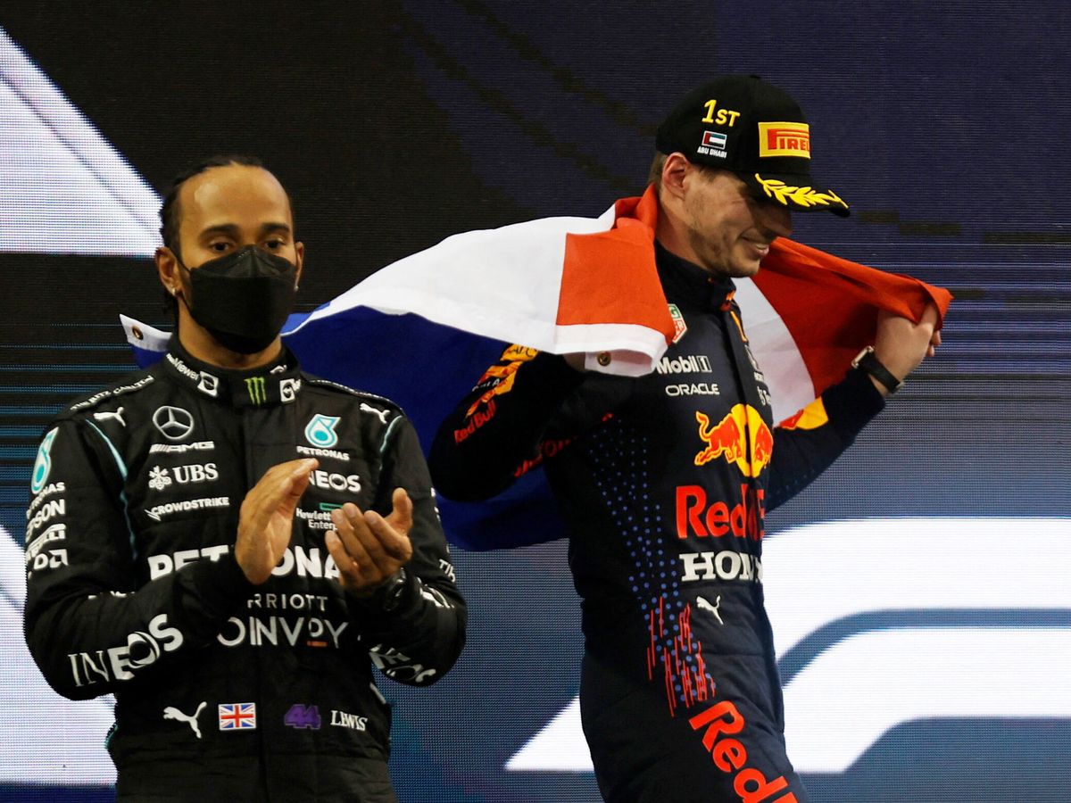 Foto: Verstappen y Hamilton, tras el Mundial de 2021. (Reuters/Hamad I Mohammed)