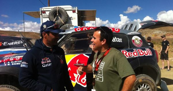 Foto: Darío Rodríguez conversando en el Dakar 2015 con Nasser Al-Attiyah.