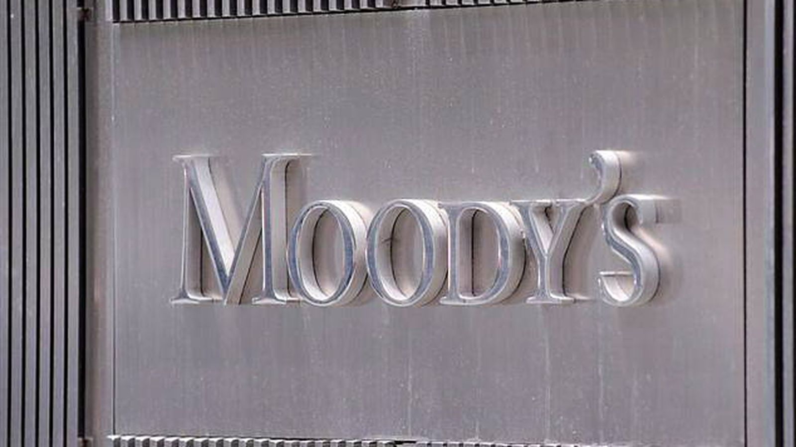 Foto: Fotografía que muestra el logotipo de la agencia de calificación Moody's, en la fachada de su sede en Nueva York