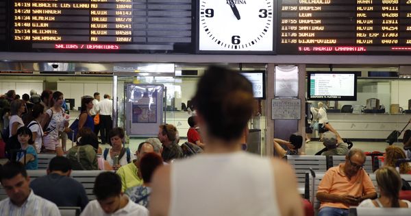 Foto: Imagen de archivo de pasajeros en la estación de Chamartín, en Madrid (EFE)