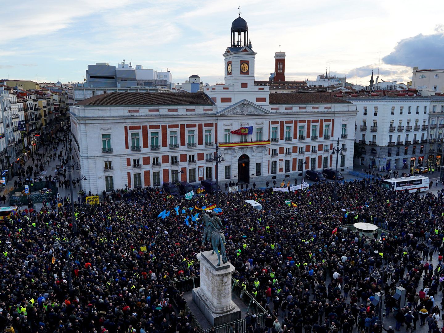Concentración de taxistas en la Puerta del Sol. (Reuters)