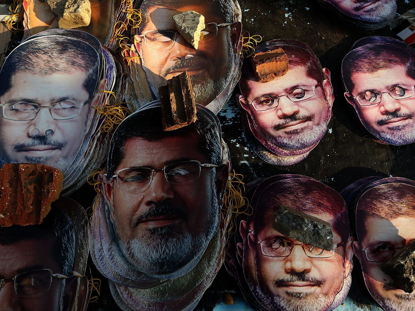 Máscaras de Mohamed Mursi durante una protesta a favor del exdirigente. (EFE)