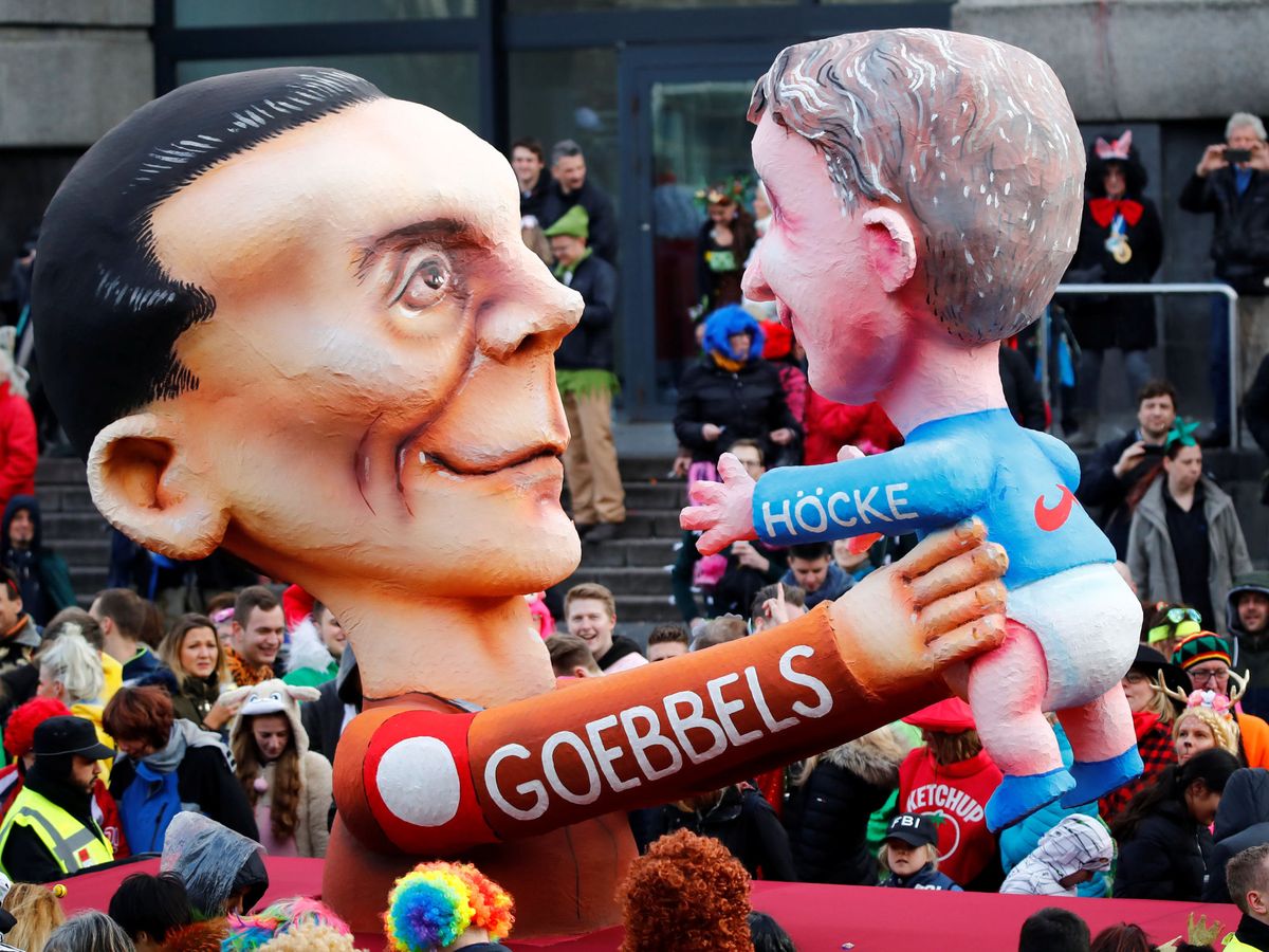 Foto: Una carroza que representa al ministro nazi de propaganda, Goebbels, llevando en brazos a Björn Höcke. (Reuters)