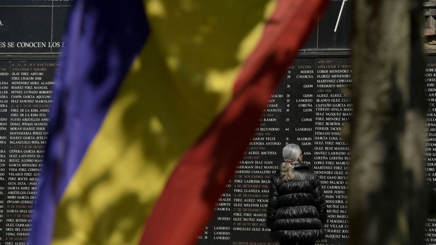 Como cada 14 de Abril, partidos y colectivos homenajean en la fosa común del cementerio civil de Oviedo el aniversario de la Segunda República. (Eloy Alonso/EFE)