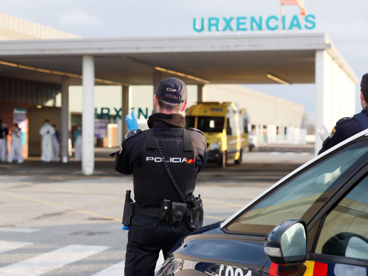 Foto: Agentes de policía en Lugo en una imagen de archivo. (EFE/Eliseo Trigo)