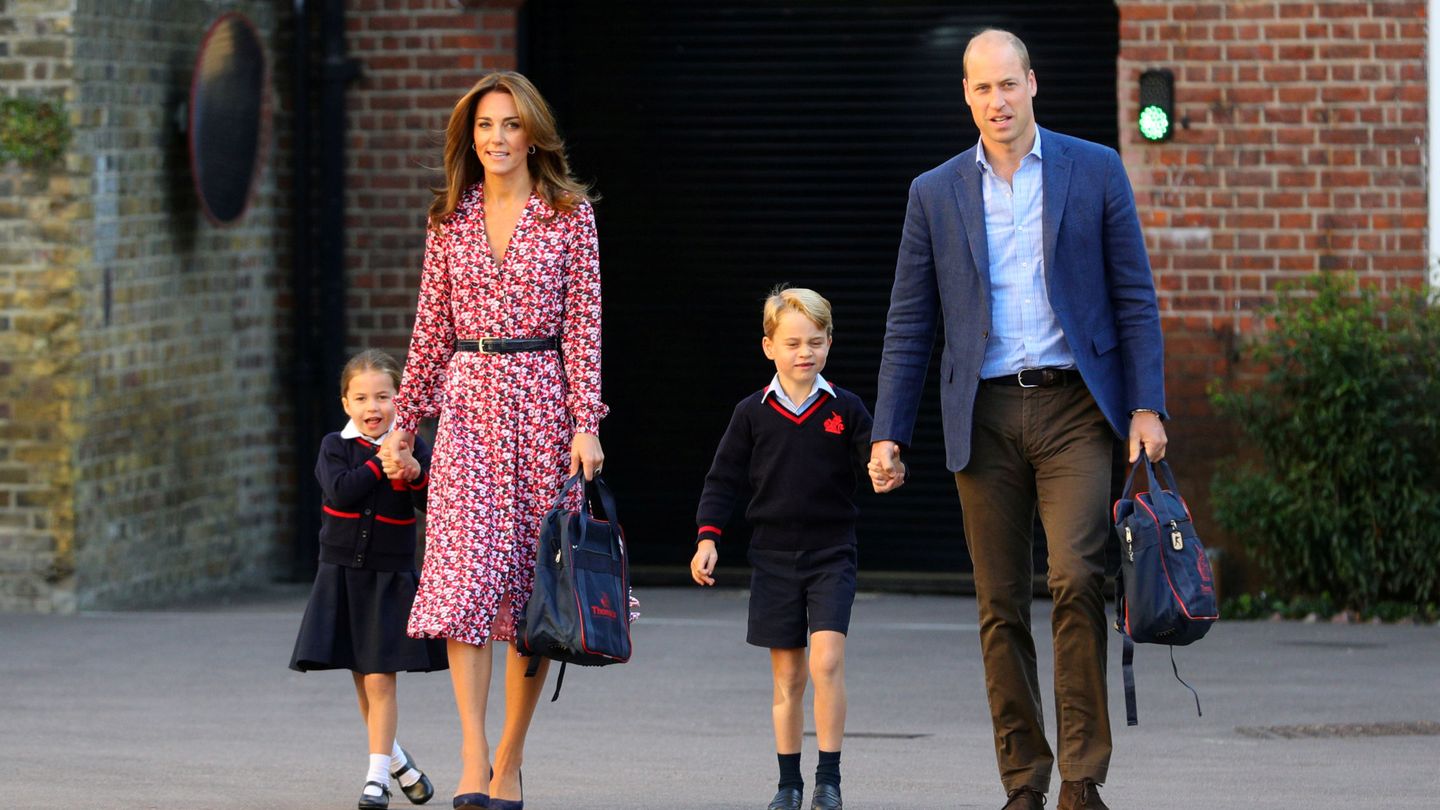 George y Charlotte, en el primer día de curso de 2019, junto a los duques de Cambridge. (Reuters)