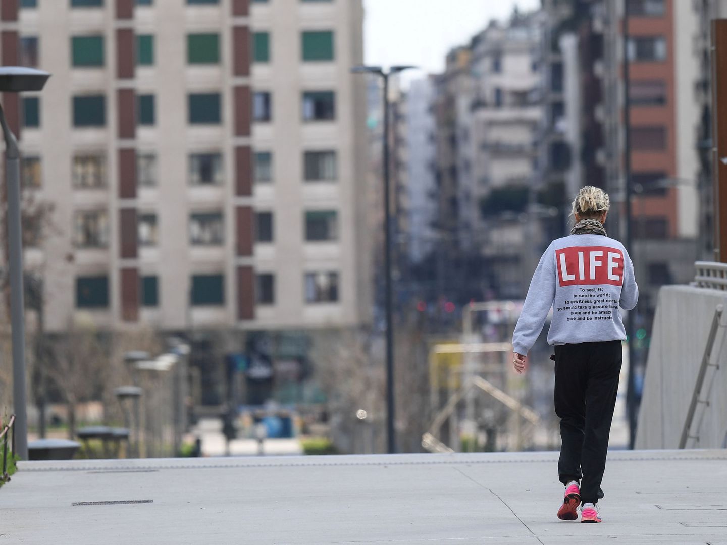 Una persona camina por las calles de Milán (Reuters)
