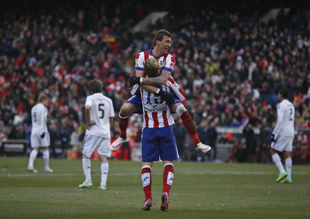 Foto: Mandzukic salta sobre Torres para celebrar el gol que marcó el croata (AP).