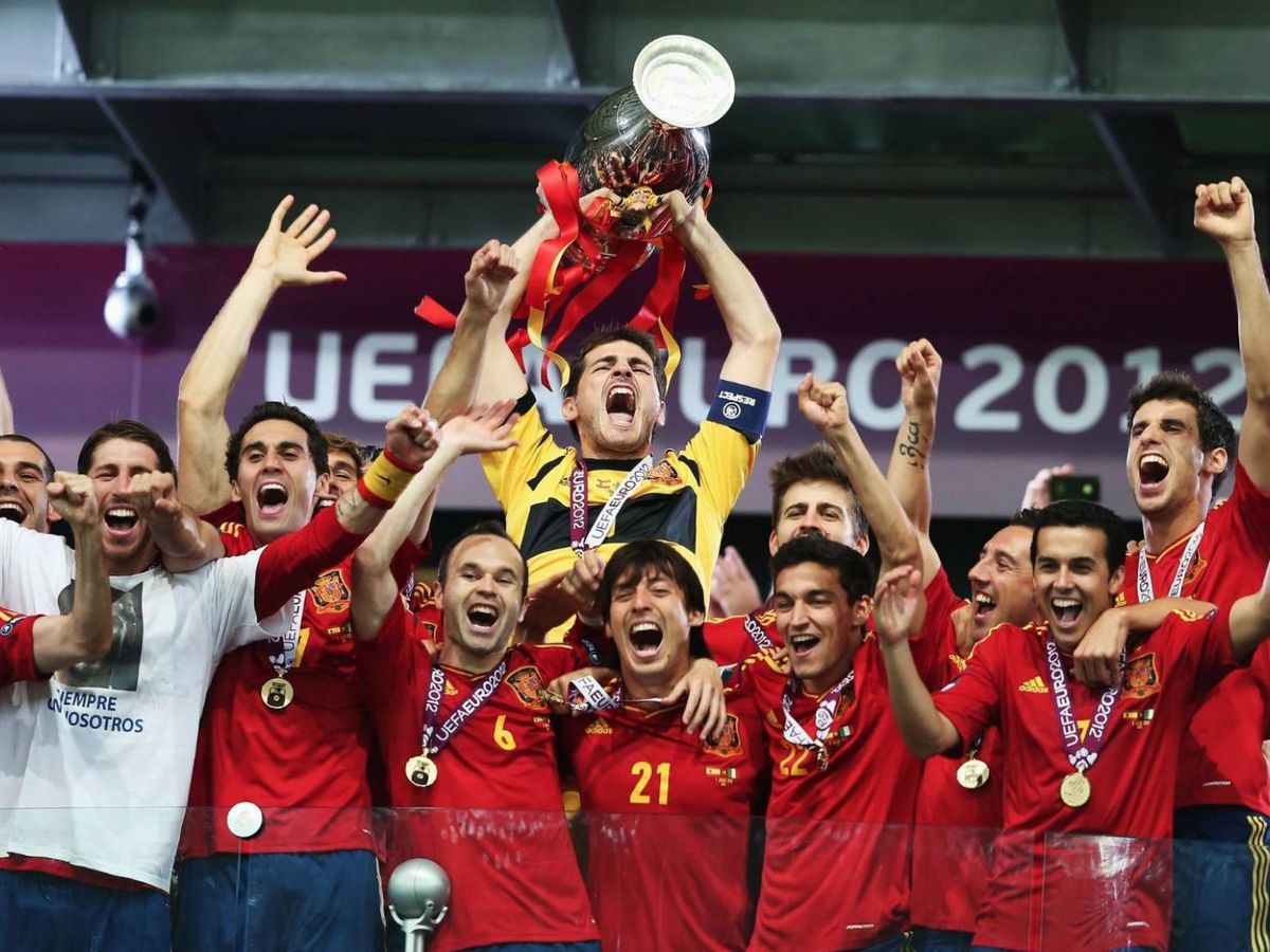 Foto: Iker Casillas levanta el trofeo de campeones en la Eurocopa 2012. (IkerCasillas)