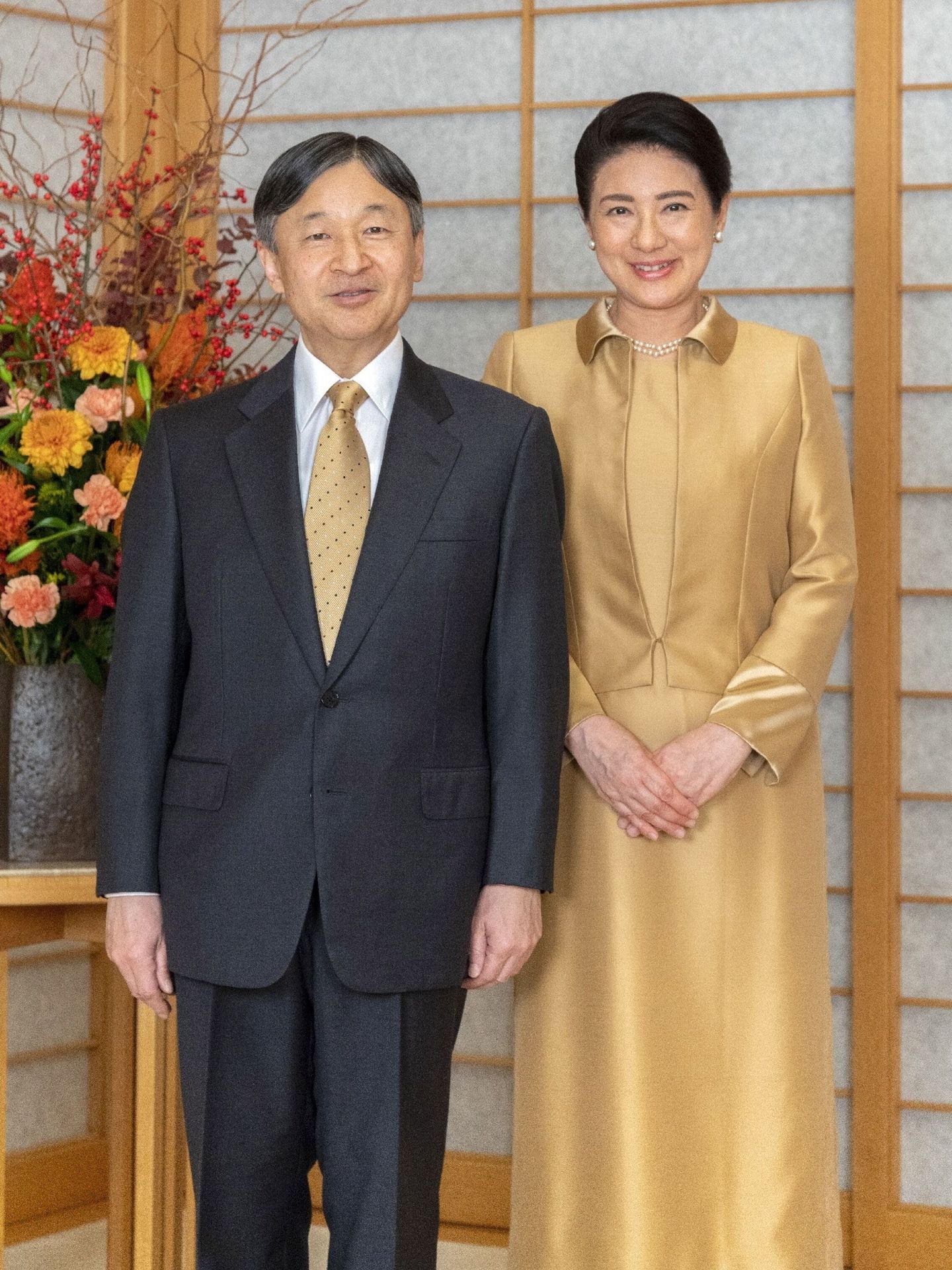 Masako y Naruhito, en el posado por el 58º cumpleaños de la emperatriz. (Casa Imperial/EFE)