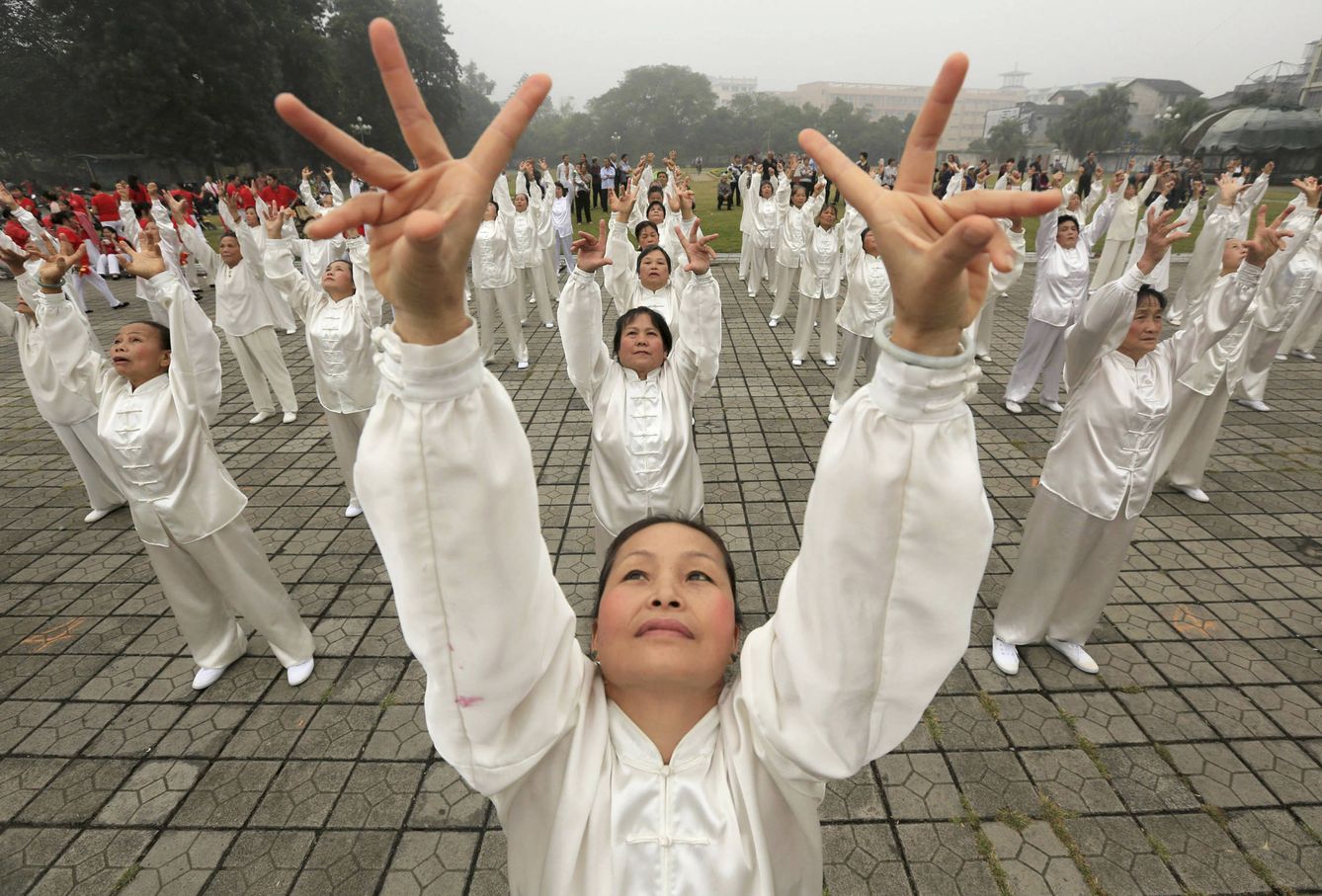 Locales practican Taiji durante una ceremonia durante el Festival Double Ninth, en Liuzhou (Reuters). 