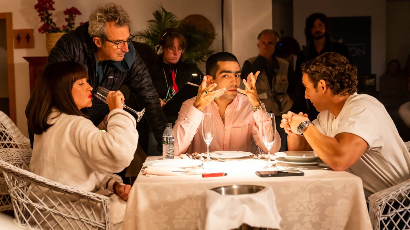El director Mariano Barroso, junto a los actores Susana Abaitua, Omar Ayuso y Miguel Herrán. (Prime Video)