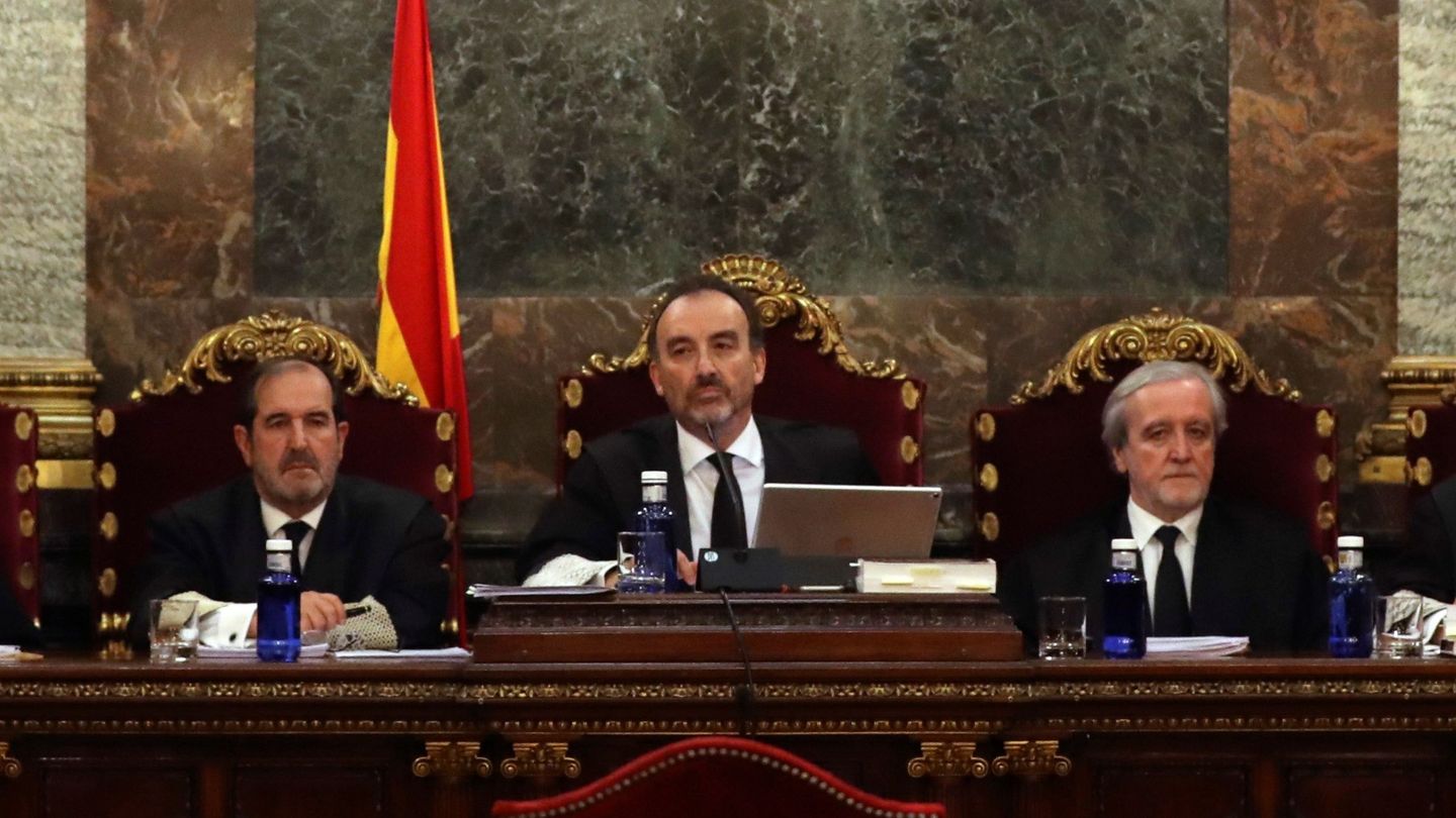 El magistrado Manuel Marchena (c) preside el tribunal, junto a los jueces Andrés Martínez Arreieta (i) y Juan Ramón Berdugo (d). (EFE) 