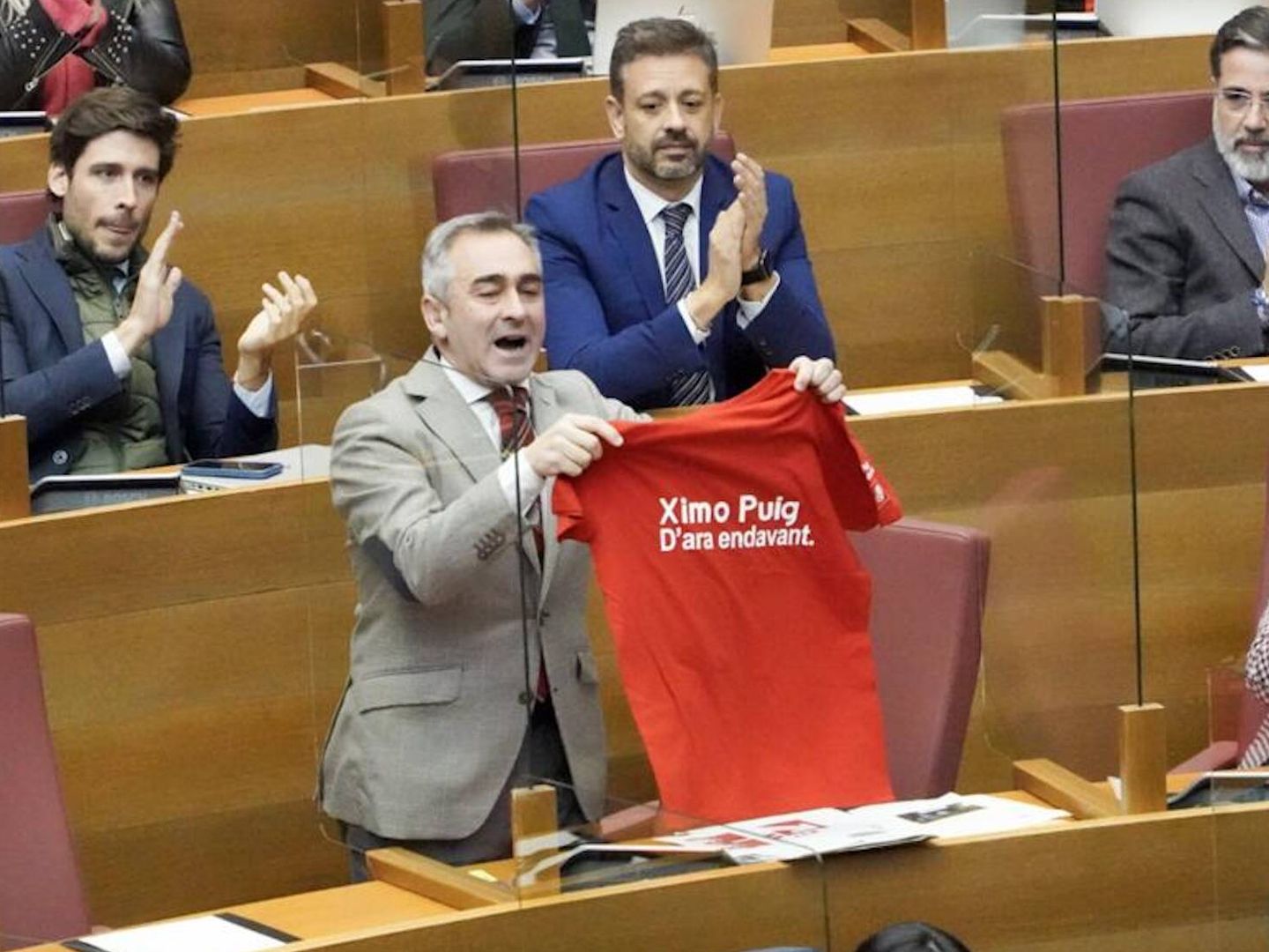 Miguel Barrachina, en las Cortes, con la camiseta de las primarias de Ximo Puig. 