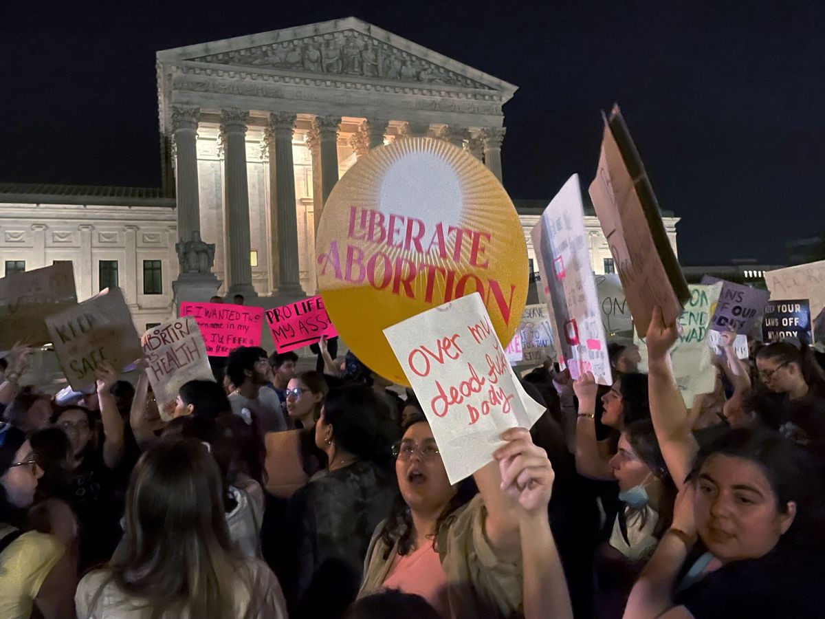 Foto: Manifestantes, frente a la Corte Suprema de EEUU. (Reuters/Moira Warburton)