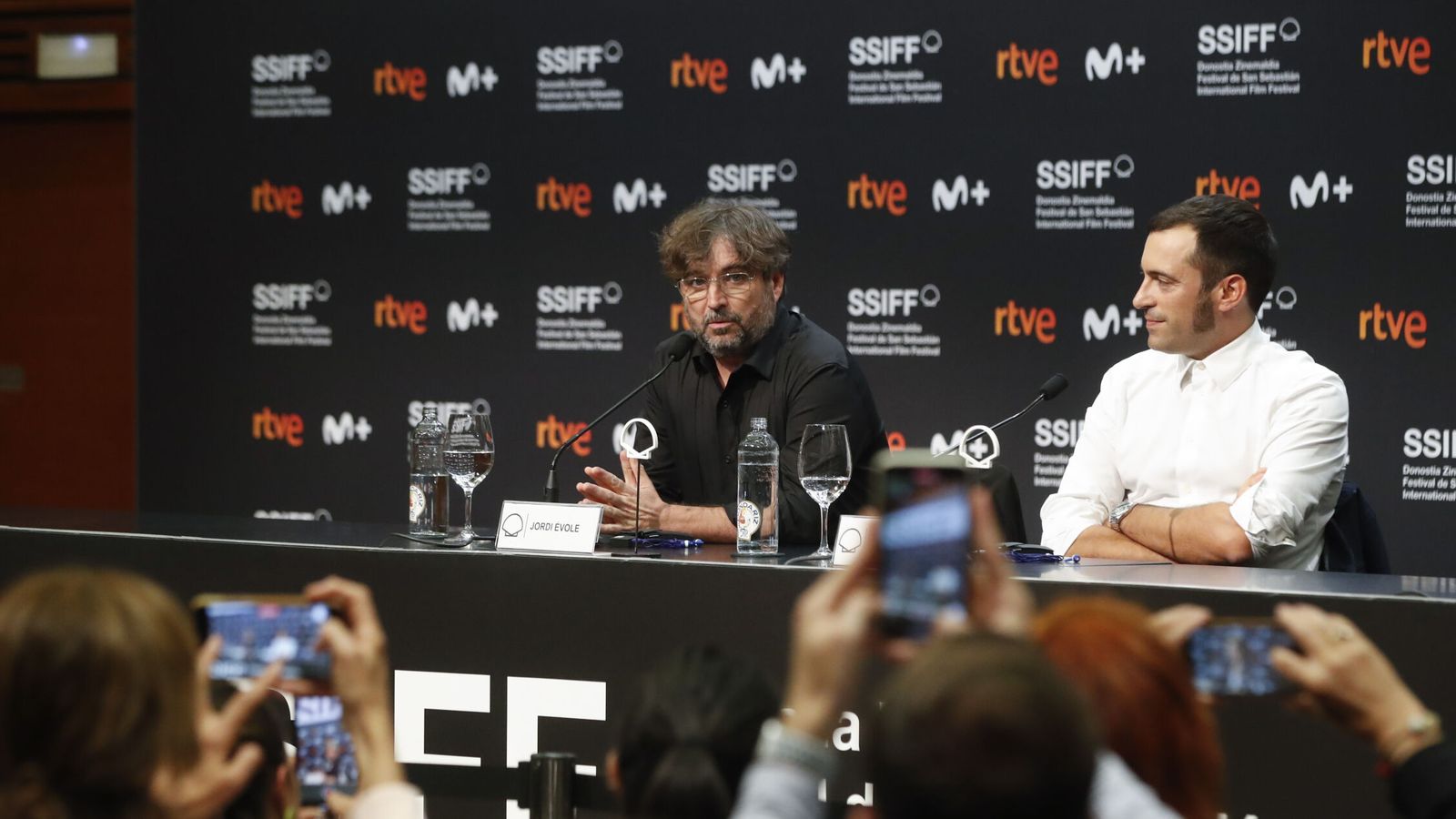 El periodista Jordi Évole y el director y guionista, Márius Sánchez, durante la rueda de prensa de la presentación del polémico documental 'No me llame Ternera' en San Sebastián. (EFE/Juan Herrero)