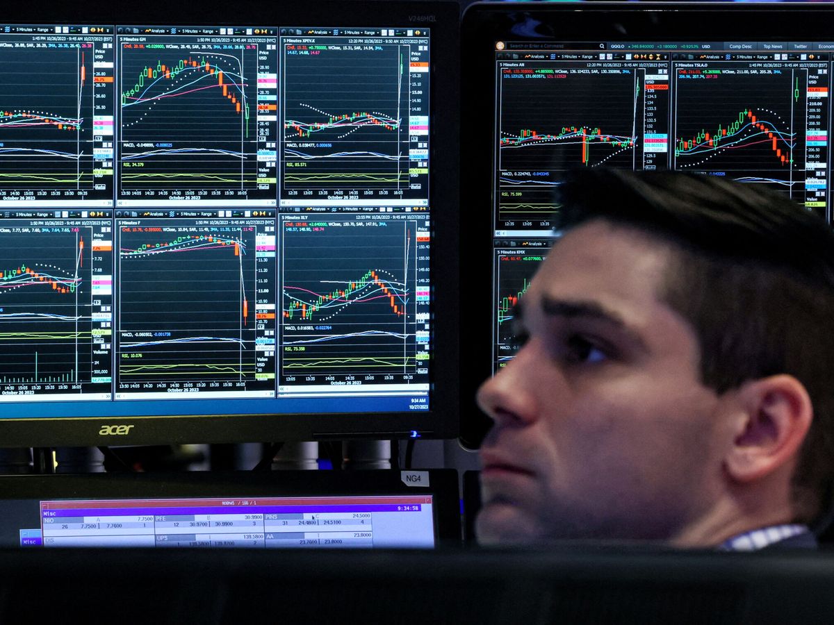 Foto: Un 'trader', frente a varias pantallas con gráficos de cotización en la Bolsa de NY. (Reuters/Brendan McDermid)