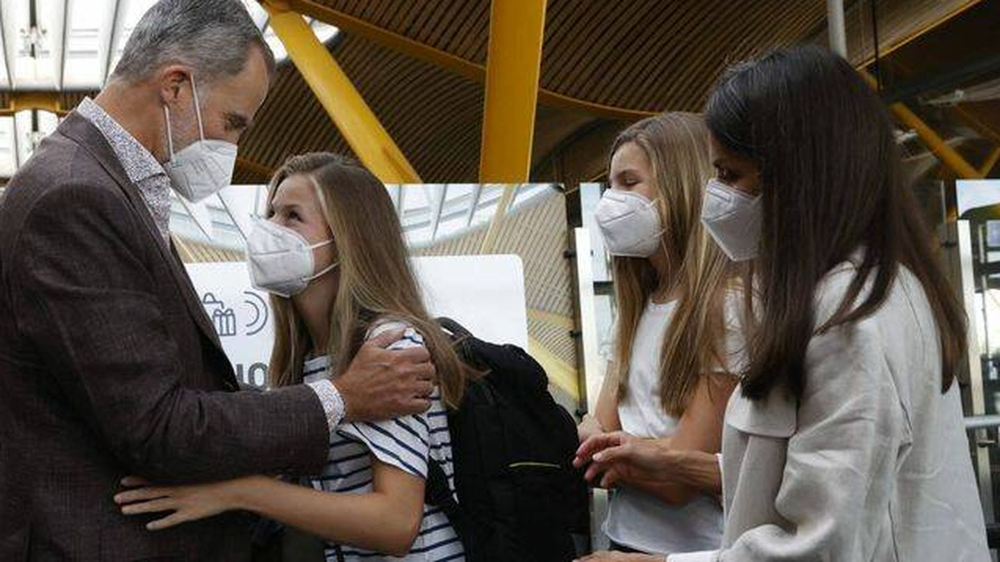  La Princesa de Asturias, en el aeropuerto junto a su familia en 2021. (Casa real)