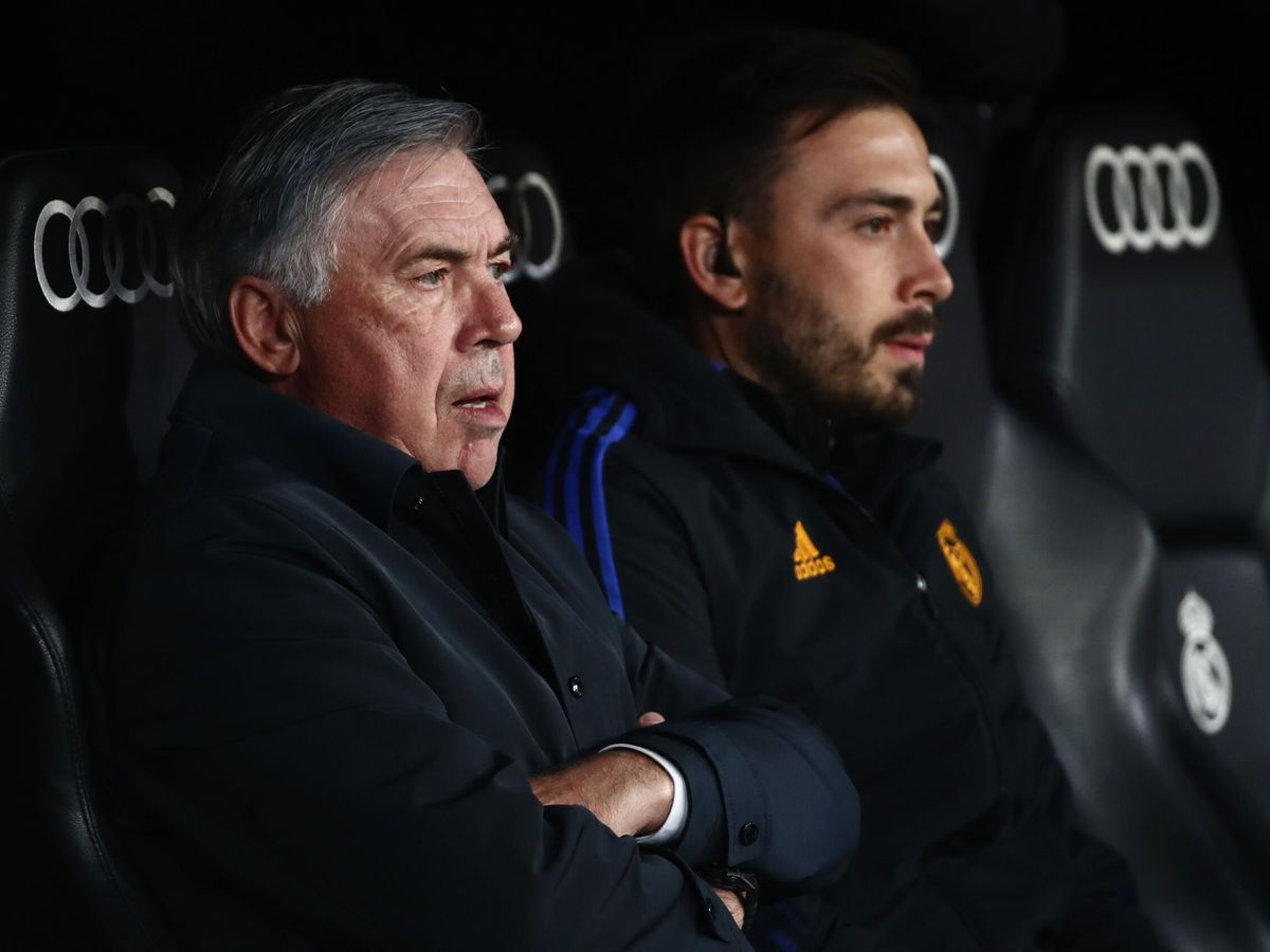 Foto: Carlo Ancelotti en el banquillo junto a su hijo Davide. (REUTERS/ Sergio Pérez)