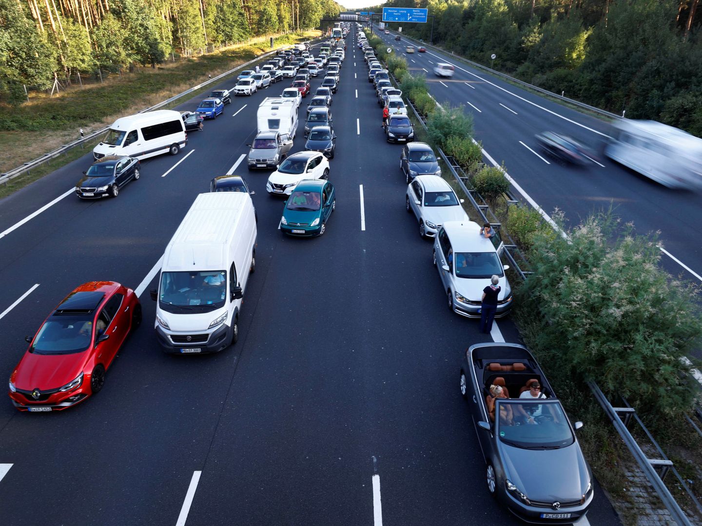 La autopista A9 tras un accidente en Mischendorf, a 40 km de Berlín. (Reuters)