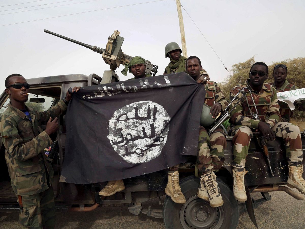 Foto: Soldados nigerianos enseñan una bandera incautada a los yihadistas de Boko Haram. (Reuters)