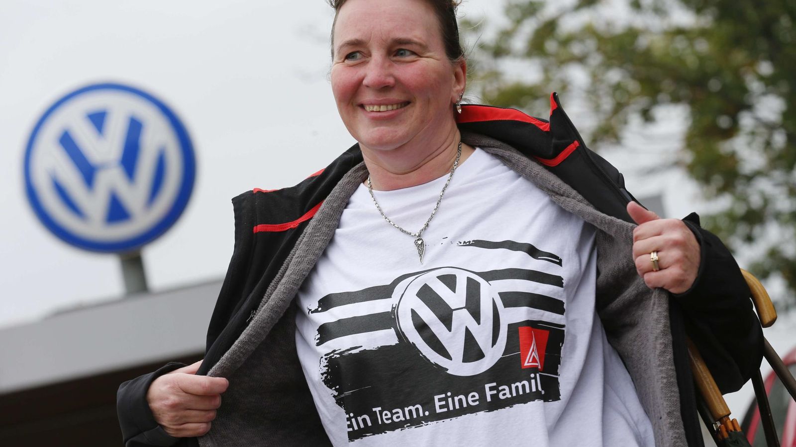 Foto: Una empleada de Volkswen luce el emblema de la compañía. (Reuters)