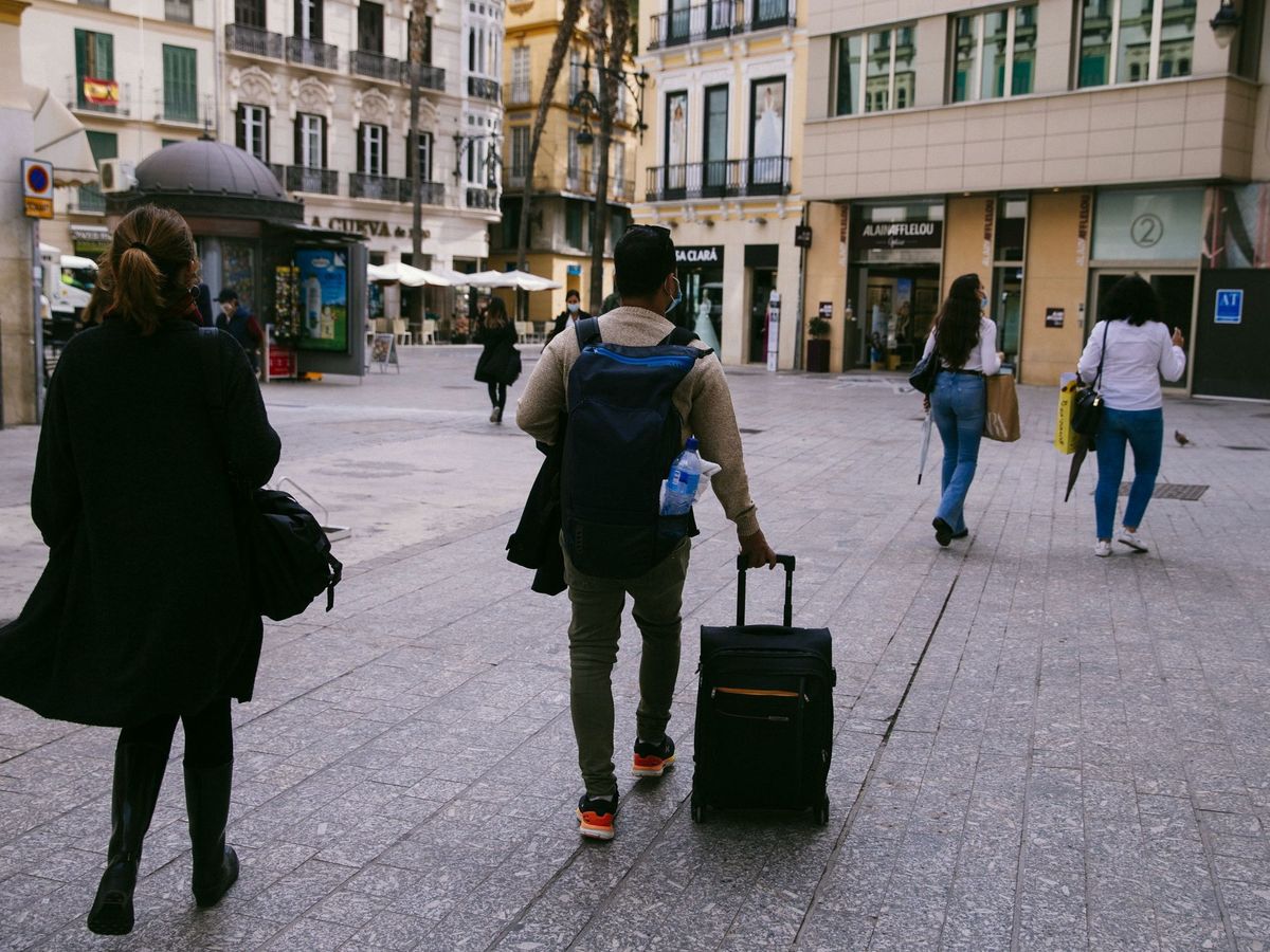 Foto: Turistas a su paso por el centro de Málaga. (EFE)