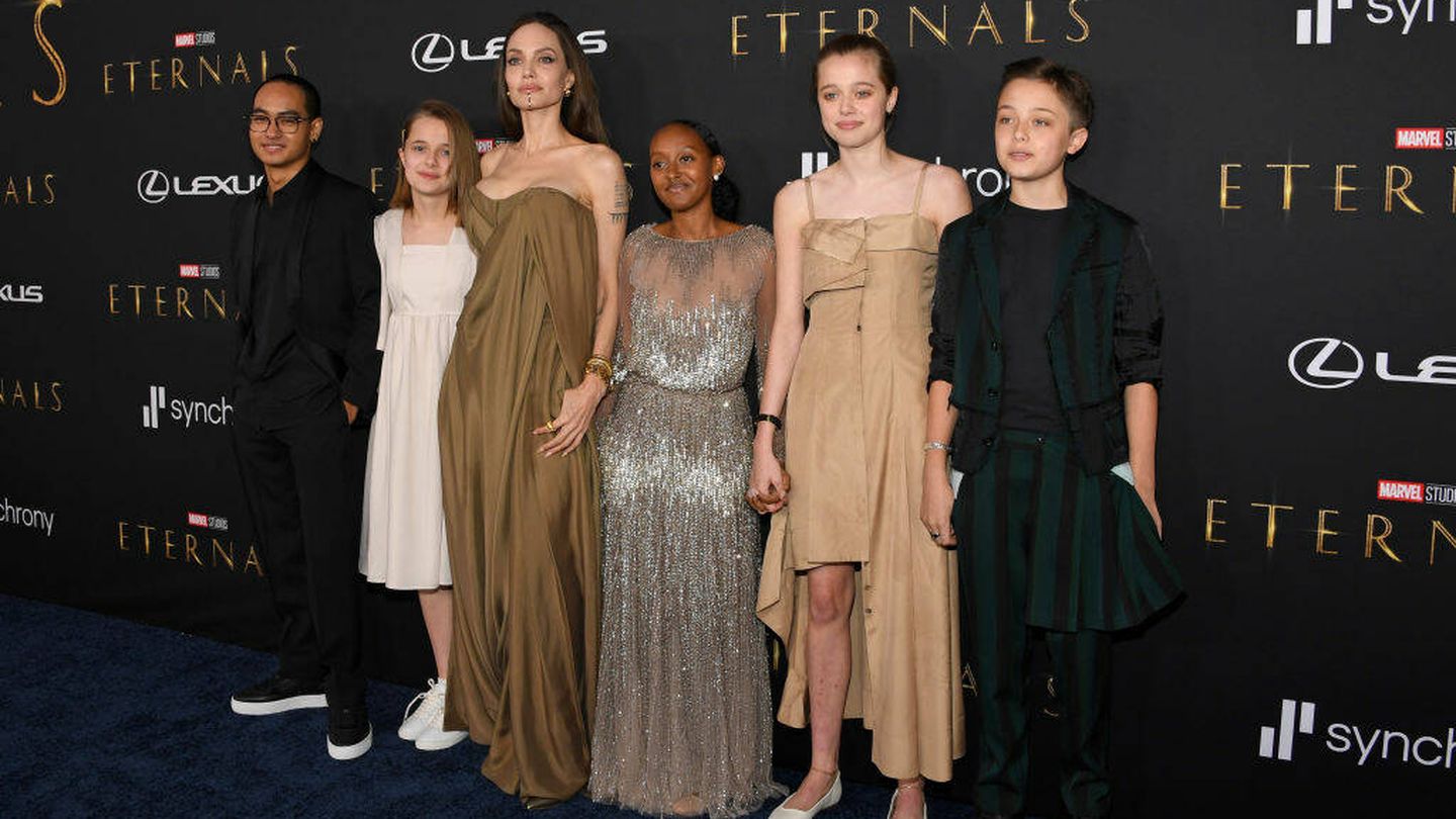 Shiloh Jolie, con sus hermanos y su madre en el estreno de 'Eternals'. (Getty)